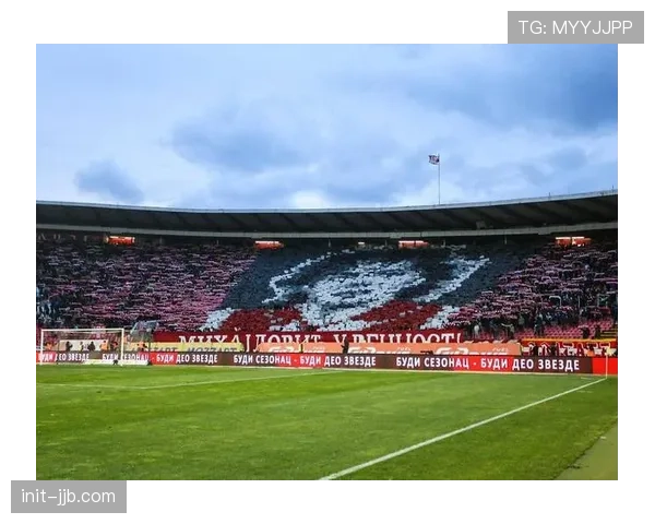 特写:转播镜头捕捉:圣西罗南看台巨型Tifo展示俱乐部历史上经典球衣赞助商Logo